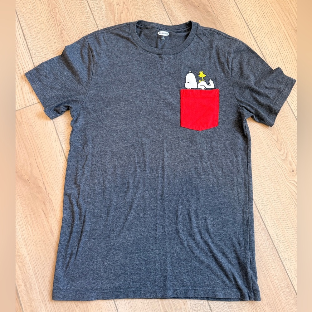 Old Navy Peanuts Snoopy Gray Graphic T-Shirt with Red Pocket Size Small